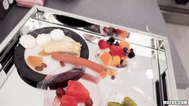 Брюнетке предложили отсосать - #2