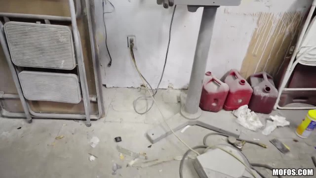 Мулатка села на член парня - #1