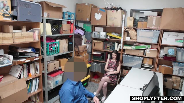 Молодая ублажает член охранника - #1